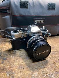 Macchina fotografica Olympus OM-10 con obiettivi