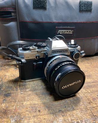 Macchina fotografica Olympus OM-10 con obiettivi