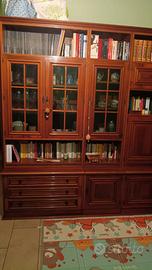 Mobili antichi in legno.