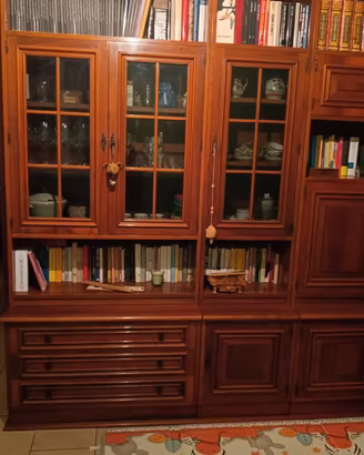 Mobili antichi in legno.