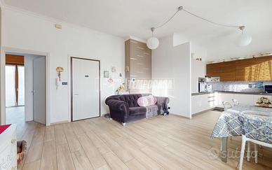 QUADRILOCALE RISTRUTTURATO CON TERRAZZO !!