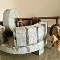 L'asino che gira una macina - pezzo artistico