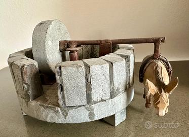 L'asino che gira una macina - pezzo artistico