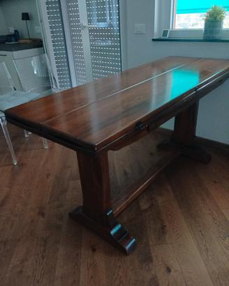 Tavolo in legno massello allungabile 