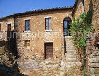 IP2 - Prestigioso Borgo da Ristrutturare in Toscan