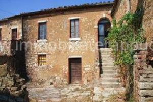 IP2 - Prestigioso Borgo da Ristrutturare in Toscan