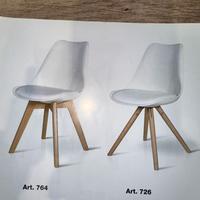 SEDIA BIANCA IN POLIPROPILENE CON GAMBE IN LEGNO