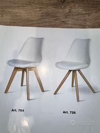 SEDIA BIANCA IN POLIPROPILENE CON GAMBE IN LEGNO