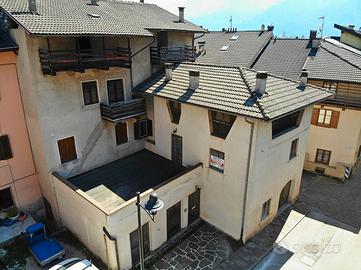 Ampia porzione di casa con due alloggi