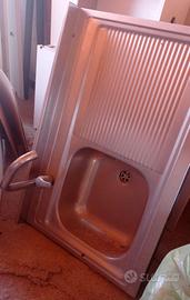 Lavello vaschetta con rubinetteria