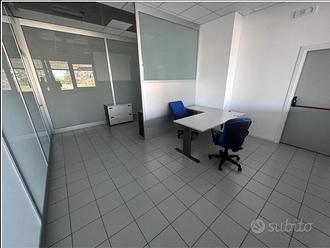 Ufficio con accesso indipendente arredato