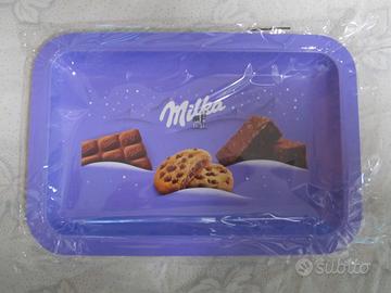 Vassoio gadget in metallo Milka .