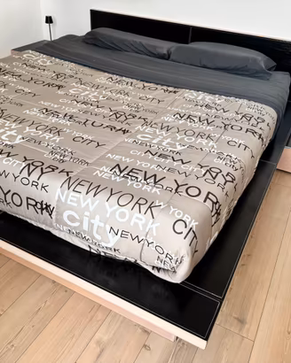 Letto matrimoniale rivestimento pelle nera