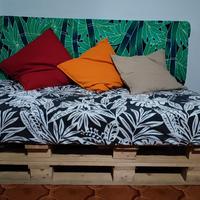 divano con pallet e cuscini