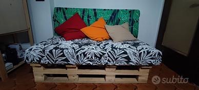 divano con pallet e cuscini