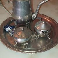 Vassoio con teiera e zuccheriera