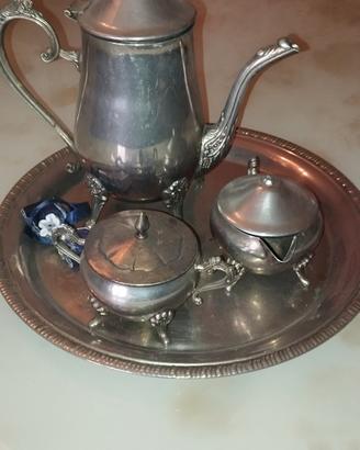 Vassoio con teiera e zuccheriera