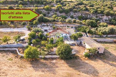 Casa di Campagna Ristrutturata con Ampio Terreno