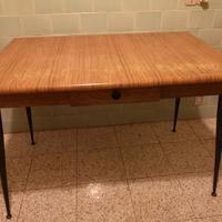 Tavolo da cucina in legno vintage con cassetto