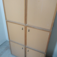 Mobile vintage con sportelli da restaurare