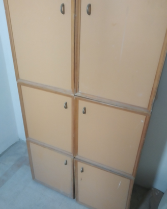Mobile vintage con sportelli da restaurare