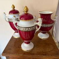 Tre vasi/centrotavola decorativi in porcellana