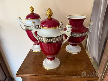 Tre vasi/centrotavola decorativi in porcellana