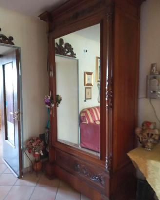 Armadio piu credenza antichi