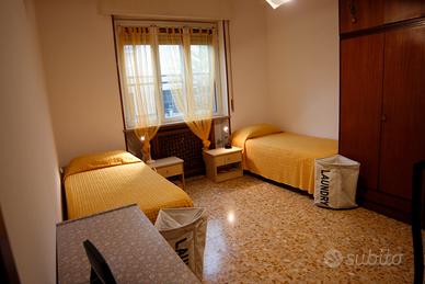 Camera doppia a 2 studentesse in centro