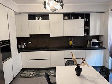 arredamento moderno pari al nuovo