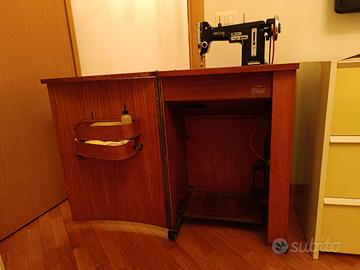 Macchina da cucire Necchi con mobile