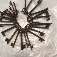 Serie di chiavi antiche di grandi dimensioni