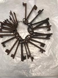 Serie di chiavi antiche di grandi dimensioni