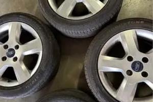 Gomme con cerchi in lega 195 50 R15