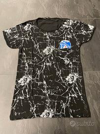 T-shirt da uomo nera con stampa effetto vernice