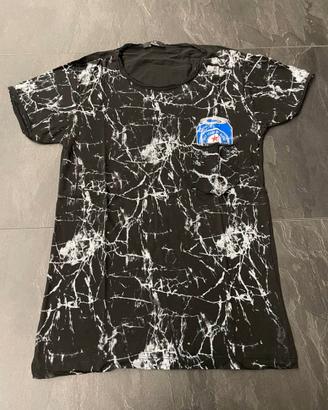 T-shirt da uomo nera con stampa effetto vernice
