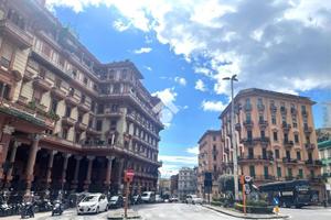 MULTILOCALE A NAPOLI