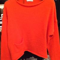 Si eseguono lavori accurati di maglieria donna