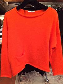 Si eseguono lavori accurati di maglieria donna