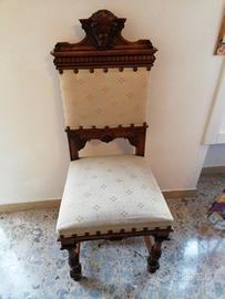 Sedie in legno intagliato con imbottitura 