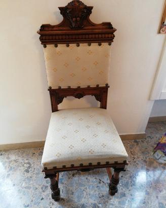 Sedie in legno intagliato con imbottitura 