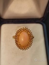 Anello in oro giallo e corallo rosa