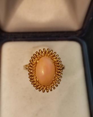 Anello in oro giallo e corallo rosa