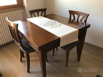 Tavolo in legno con 4 sedie uguali + 2 diverse