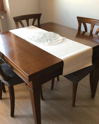 Tavolo in legno con 4 sedie uguali + 2 diverse