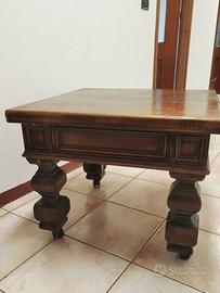 Robusto tavolo quadrato in legno con cassetto