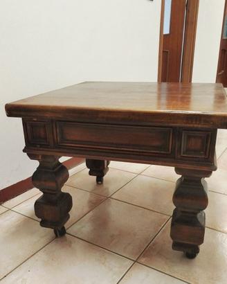 Robusto tavolo quadrato in legno con cassetto
