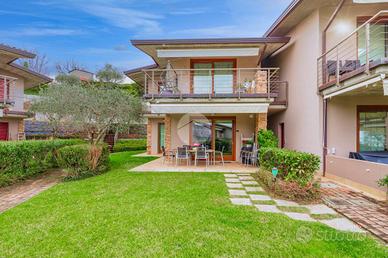 VILLA A SCHIERA D'ANGOLO A MONIGA DEL GARDA
