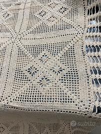 Tovaglia lavorata a mano ad uncinetto