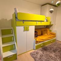 Letto a castello con gradini contenitore e armadi